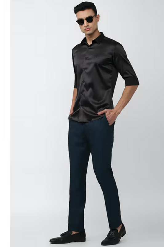 Men Slim Fit Solid Spread Collar Casual Shirt