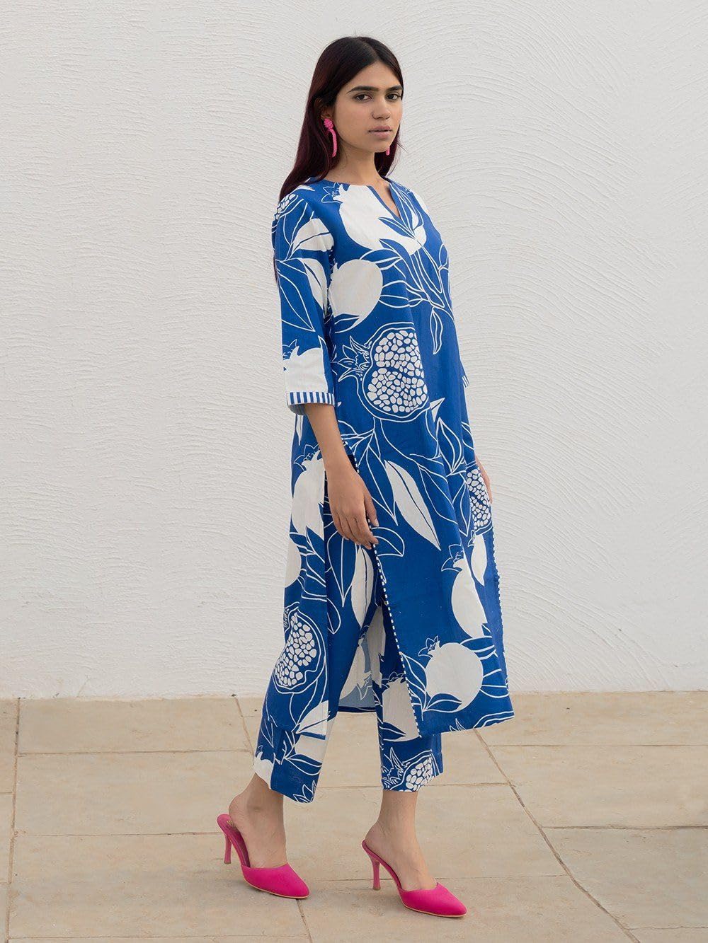 LookMark Women Cotton Blend Floral Printed Kurti And Pant Set with 3/4th Sleeves, Calf Length and V-Neck