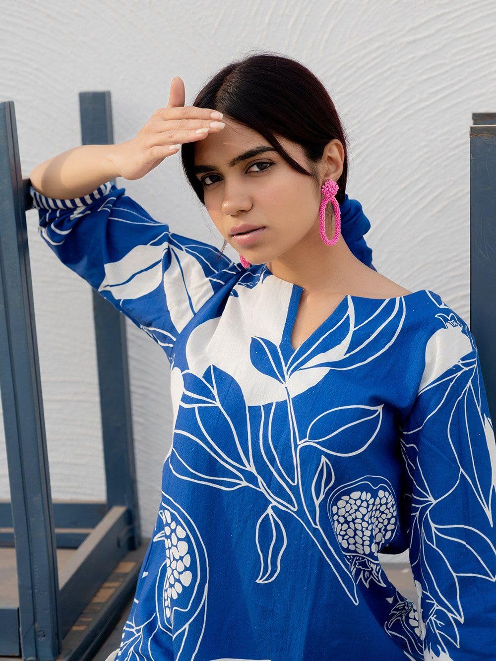 LookMark Women Cotton Blend Floral Printed Kurti And Pant Set with 3/4th Sleeves, Calf Length and V-Neck